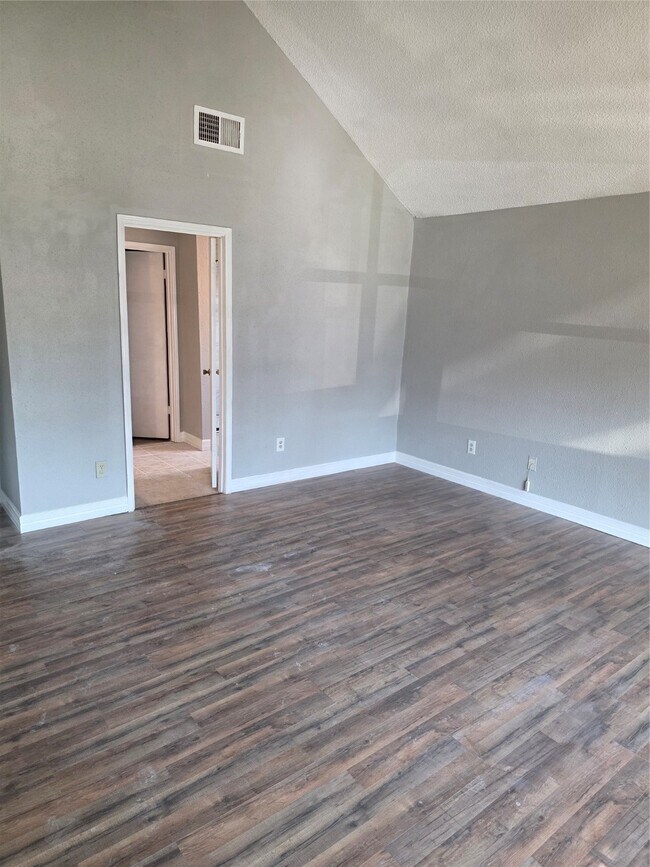 Building Photo - 3214 S Briar Knoll Dr