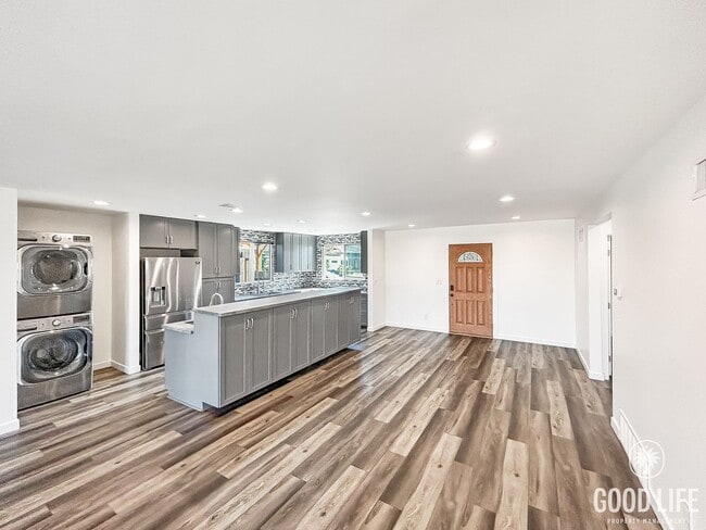 Building Photo - Beautiful 3BD/2BA W/ Updated Kitchen and A...