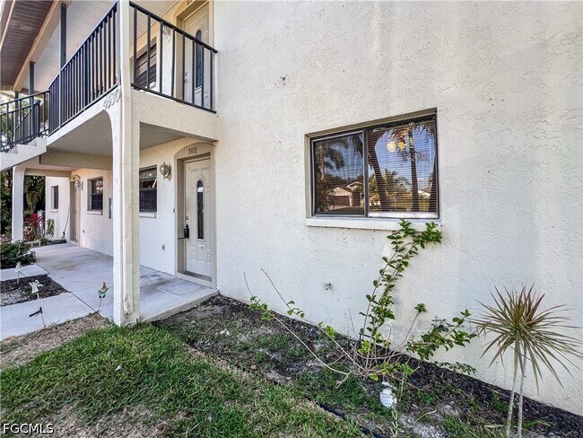 Building Photo - 4530 SW 10th Ave