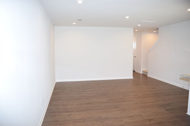 Building Photo - Modern 3-Bedroom Townhouse with Garage & P...