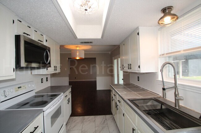 Building Photo - Stylish Killeen Retreat on Mountain View Drive