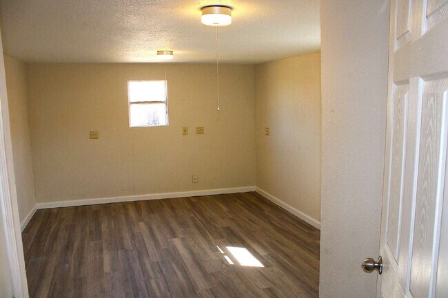 Building Photo - nicely remodeled 2/2 spacious home