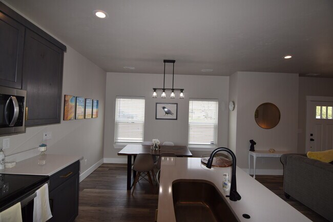 Building Photo - 2929 Sunburst Dr
