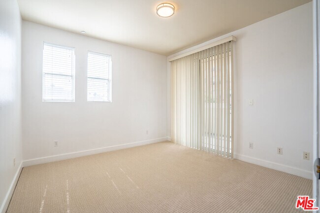 Building Photo - 848 Irolo St