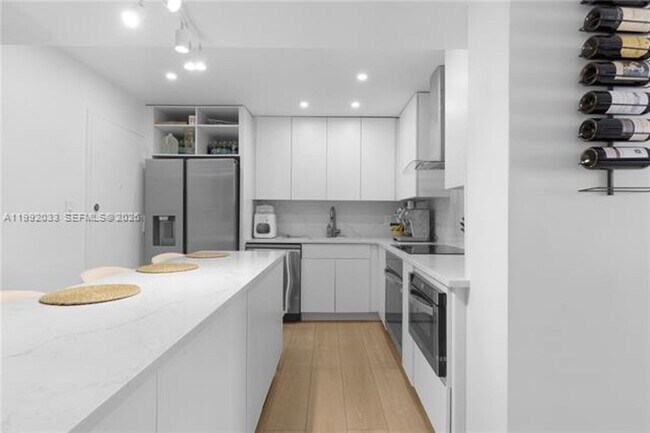 Building Photo - 5161 Collins Ave