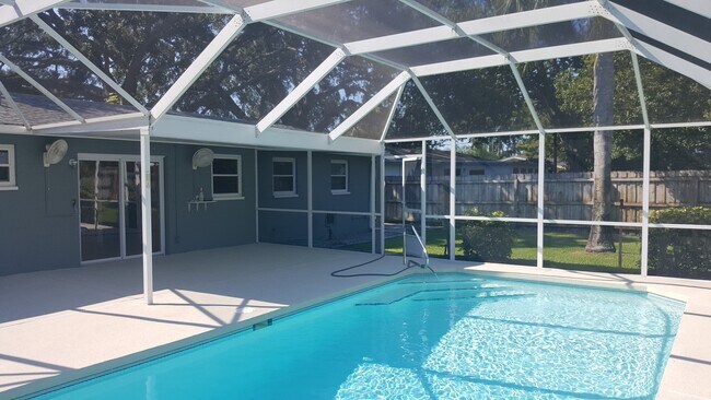 Building Photo - 3 bedroom 2 bath home with screened in pool (coming soon)