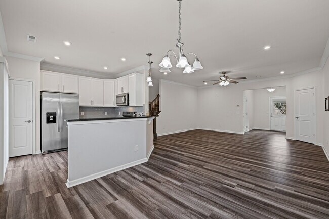 Building Photo - "3-Bed Townhouse Retreat on Elders Story R...