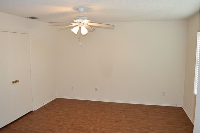 Building Photo - 2 Story Home with Great Floor Plan