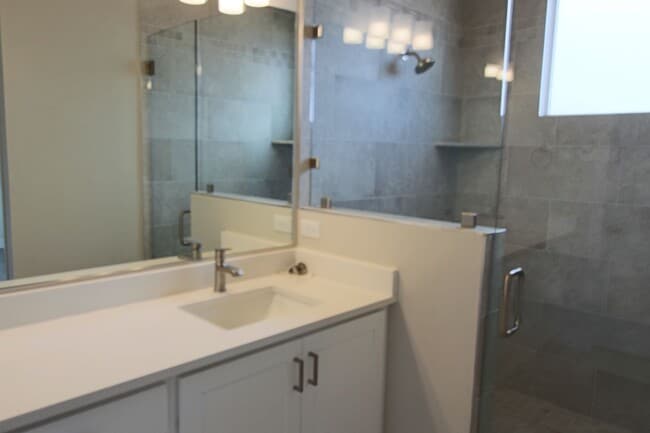 Building Photo - LIKE NEW: 2170+ SQFT and majestic VIEWS  3 Br 2.5 Ba 2 Car garage