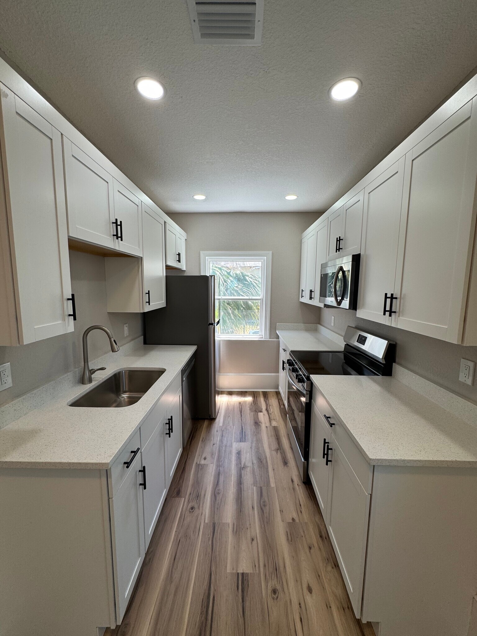 Building Photo - 708 Davis St