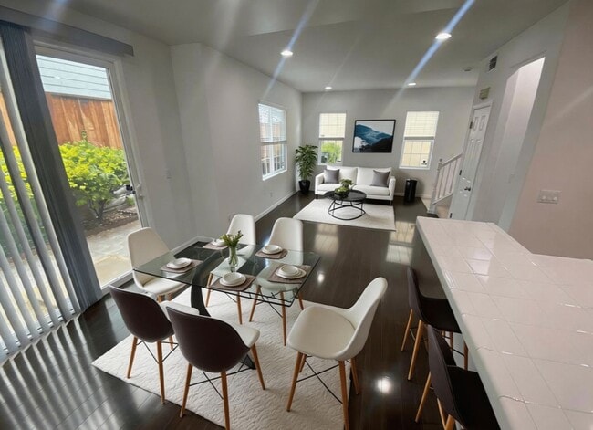 Building Photo - Beautiful & Spacious 3 Bedroom, 2.5 Bathroom Hayward Home – Prime Residential Location W Laundry,...