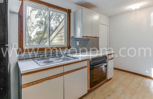 Building Photo - Beautiful 2 Bedroom / 1 Bathroom Home | Ne...