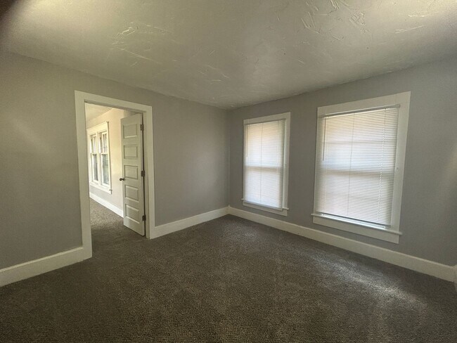 Building Photo - 3 Bedroom with a bonus room in East Davenport
