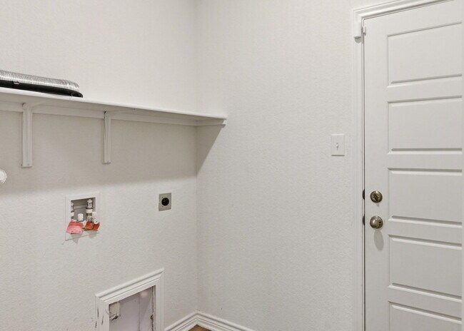 Building Photo - This spacious 4-bed/3-bath two-story rental is a gem waiting for you!