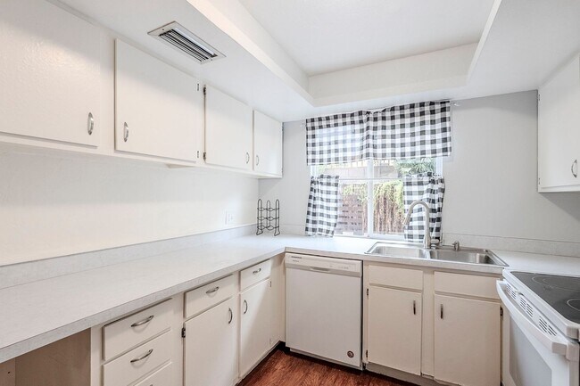 Building Photo - 3 Bed 2.5 Bath Pet-Friendly Retreat by The...