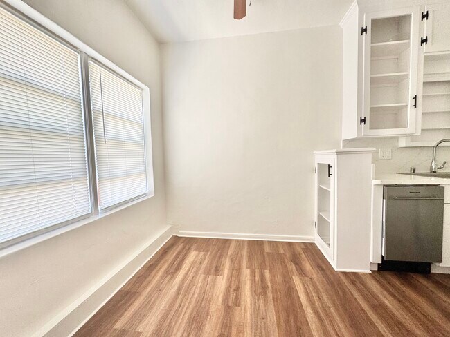 Building Photo - 800 N Las Palmas Ave