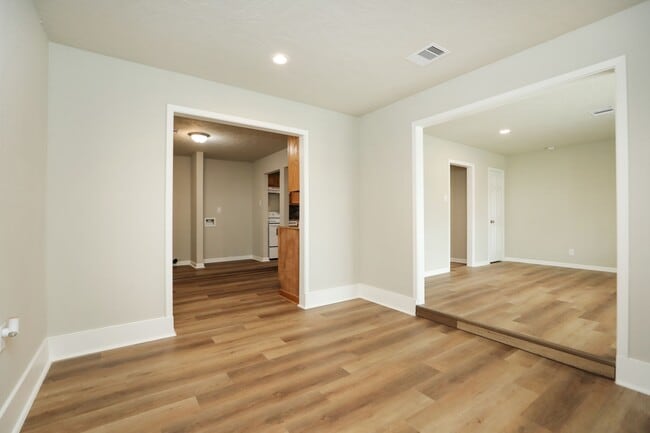 Building Photo - 913 Avenue M