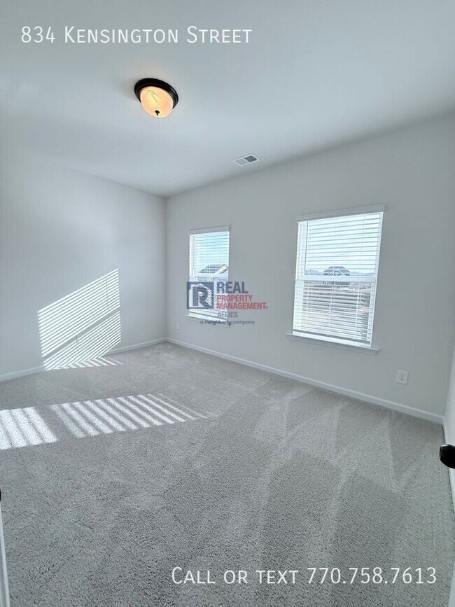 Building Photo - 834 Kensington St