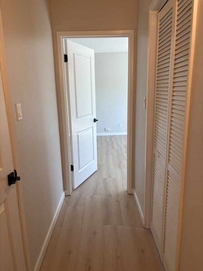 Building Photo - Updated Lauriedale 1 bd/1 ba Condo | Cats Welcome | Pools, Gym & Covered Parking | 10' x 10' Stor...
