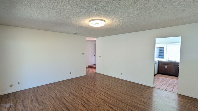 Building Photo - Refreshed Single Level Home