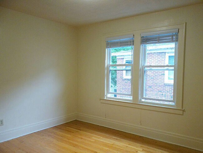 Building Photo - Available 6/1/26 Newly Renovated Spacious ...