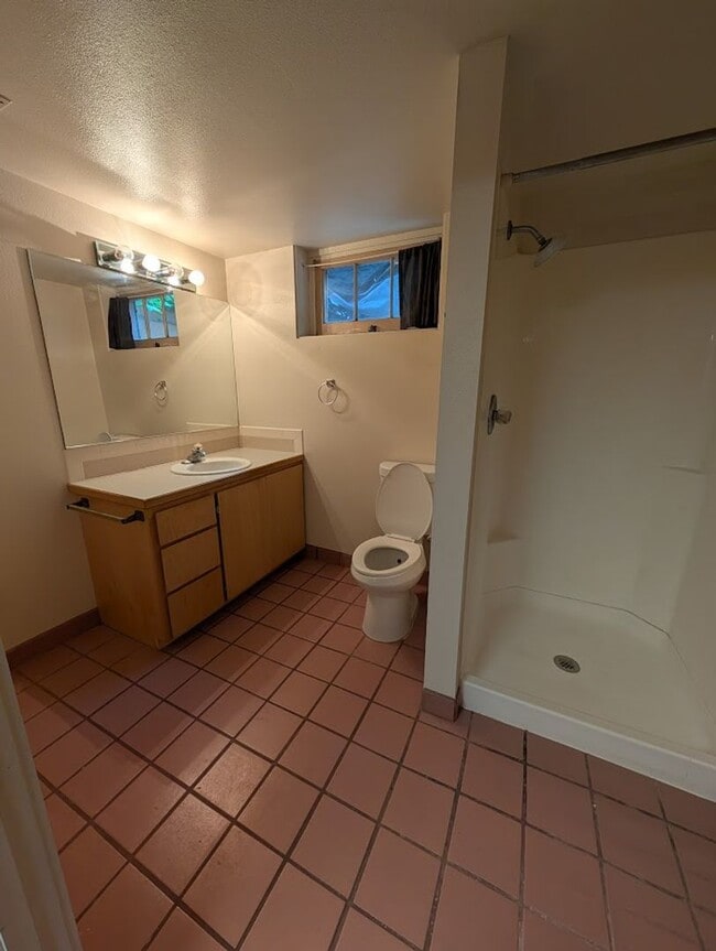 Building Photo - 4 Bedroom 2 Bath Pet-Friendly Normal Hill House