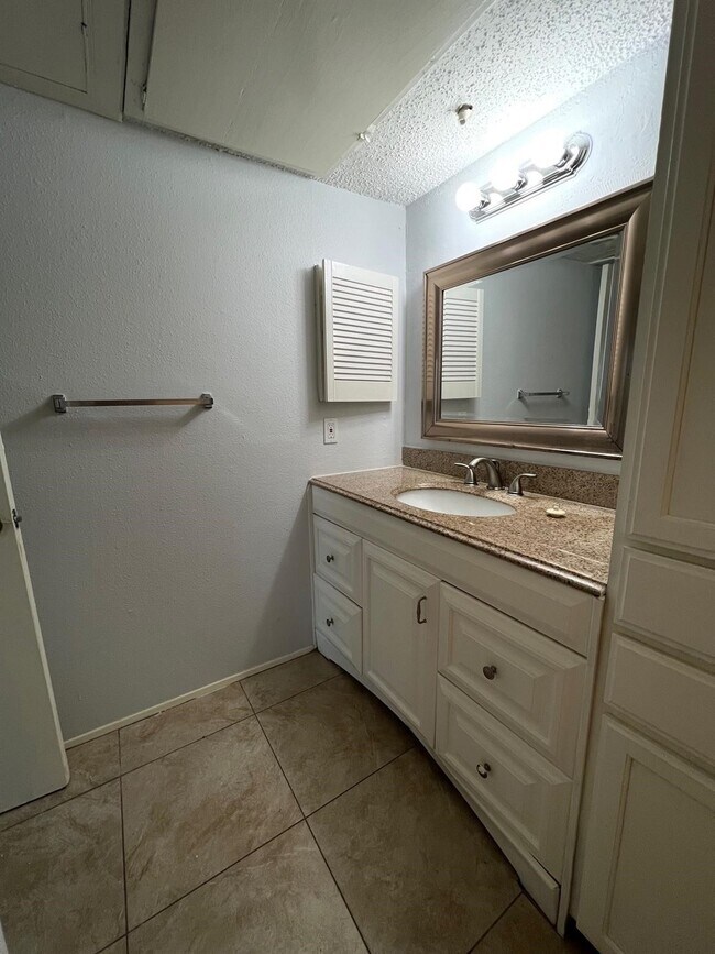 Building Photo - 10047 Westpark Dr