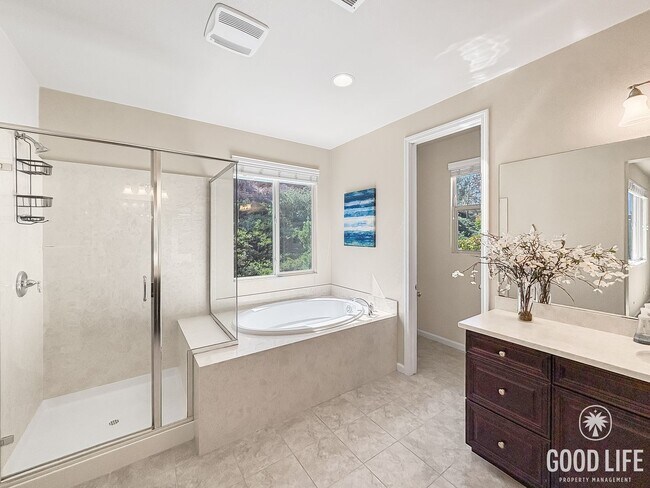 Building Photo - Stunning Home with Modern Comforts Spaciou...