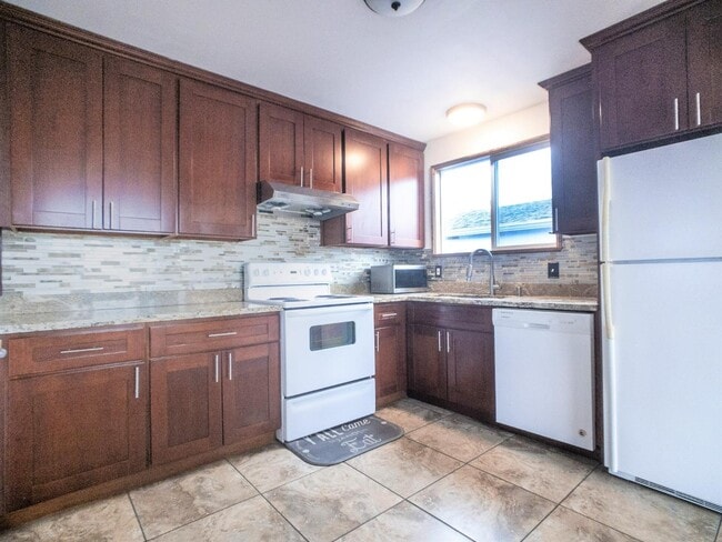 Building Photo - 1215 Skyline Dr