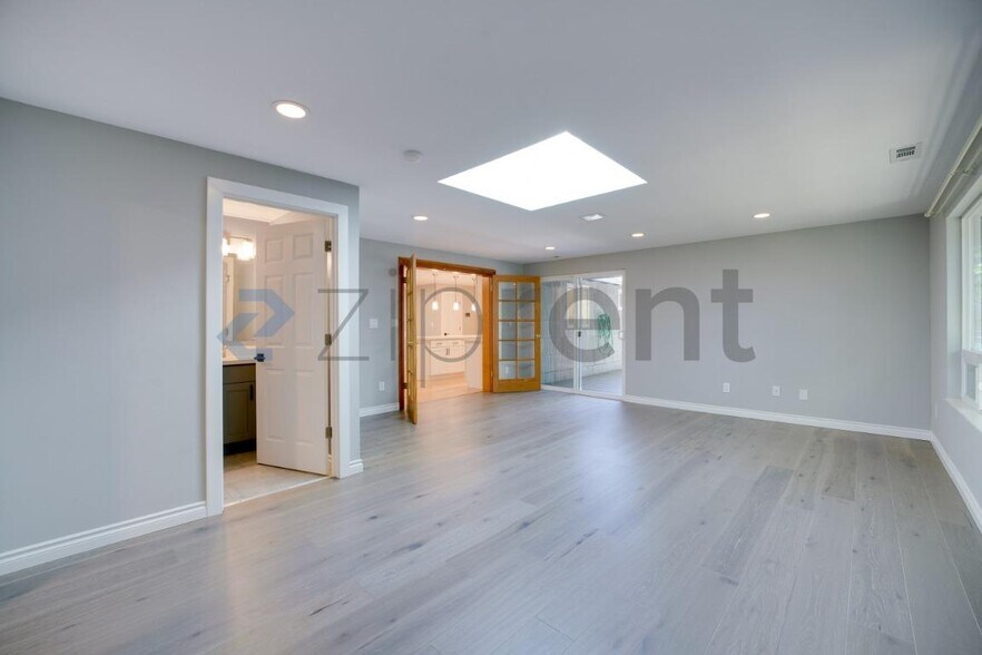 Building Photo - Unit