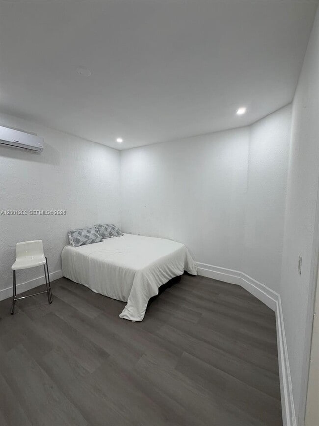 Building Photo - 2442 NE 3rd Ct