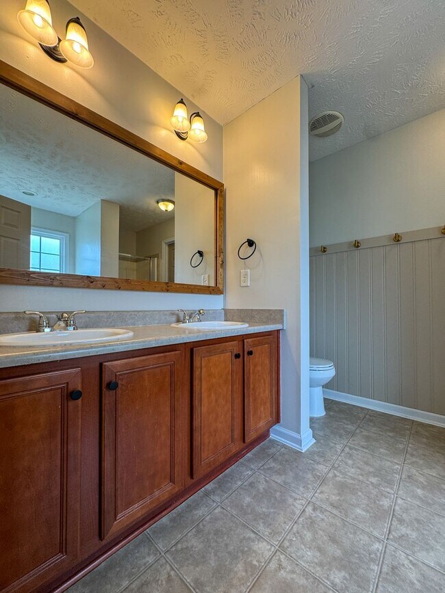 Building Photo - Lovely 3 Bed 2 Bath Fayetteville Home with Fenced Yard