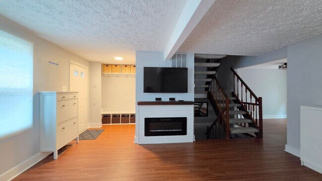 Building Photo - Beautiful Newington Forest Townhome