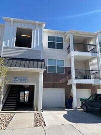 Building Photo - Gorgeous Modern Home!