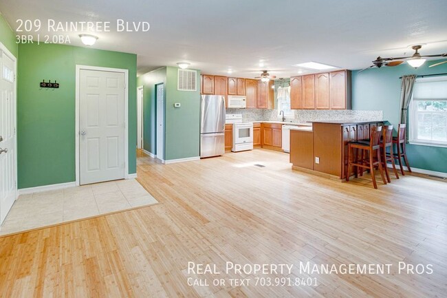 Building Photo - 209 Raintree Blvd