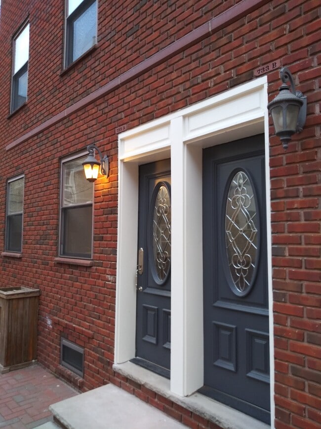 Building Photo - 733 Carpenter St