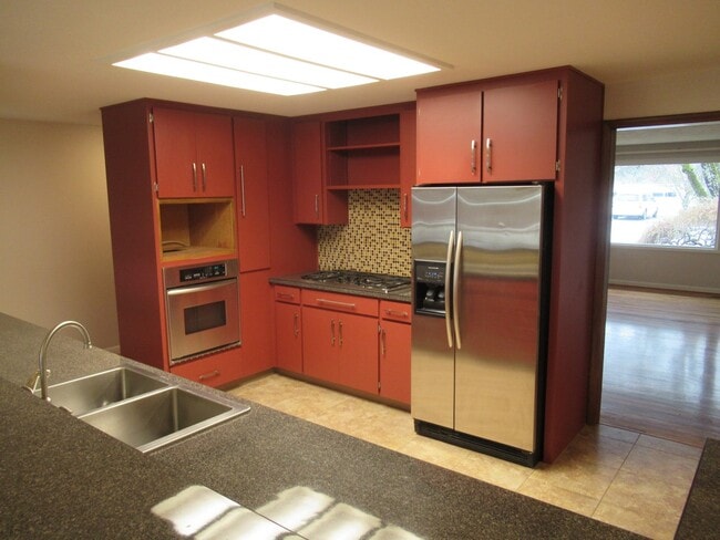 Building Photo - Four Bedroom Home in the Hills of South Salem