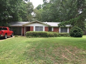 Building Photo - New Floors and Paint!!