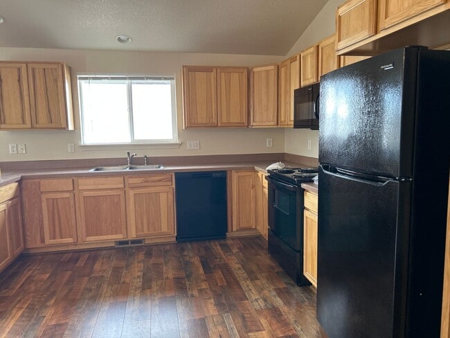 Building Photo - Updated home in The Pines