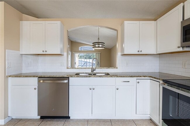 Building Photo - 13237 Greenpointe Dr