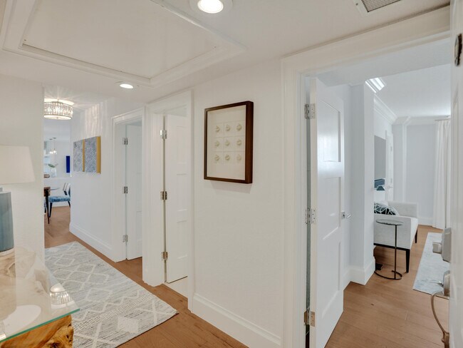 Building Photo - 1051 Hillsboro Mile
