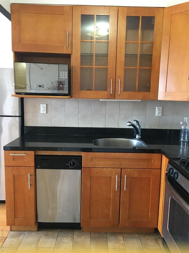 Building Photo - 93-05 37th Ave