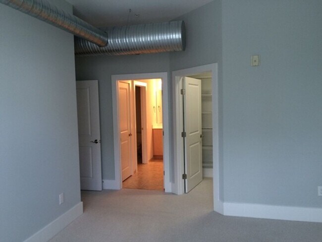 Building Photo - 300 Finsbury St