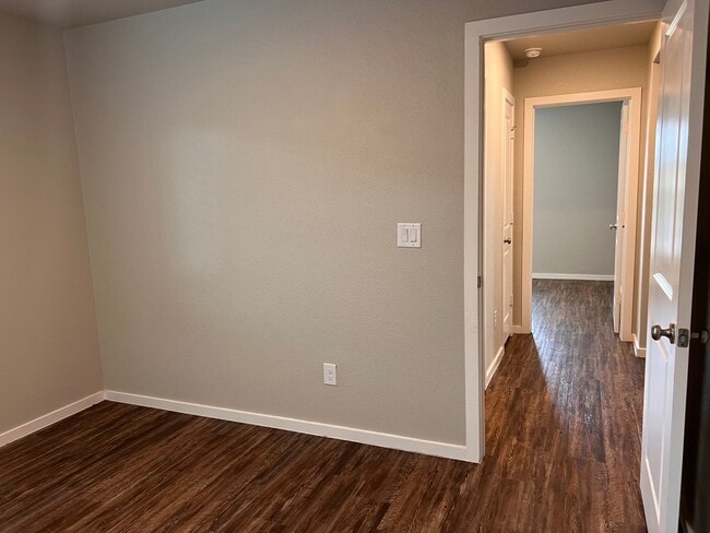 Building Photo - HALF OFF FIRST FULL MONTH OF RENT!!! - Ava...