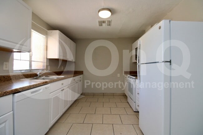 Building Photo - 1408 W St Clair St
