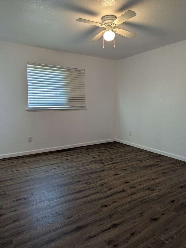 Building Photo - Spacious 3 Bedroom 2 Bath Home Available F...