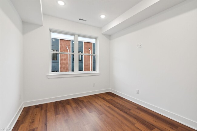 Building Photo - 3 br, 3 bath Triplex - 2554 FRANKFORD AVE ...