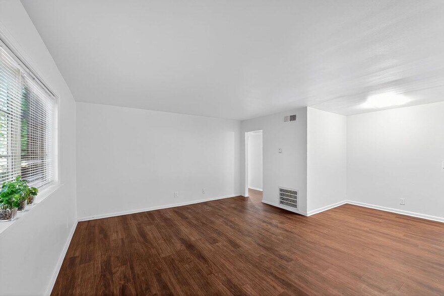 Building Photo - 2516 Peachwood Cir NE