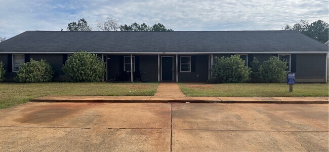 Building Photo - 310 Carriage Ln