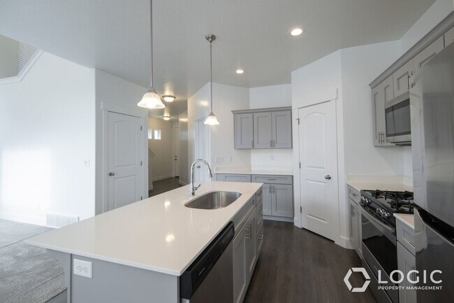 Building Photo - Stunning Townhome in Lehi!!